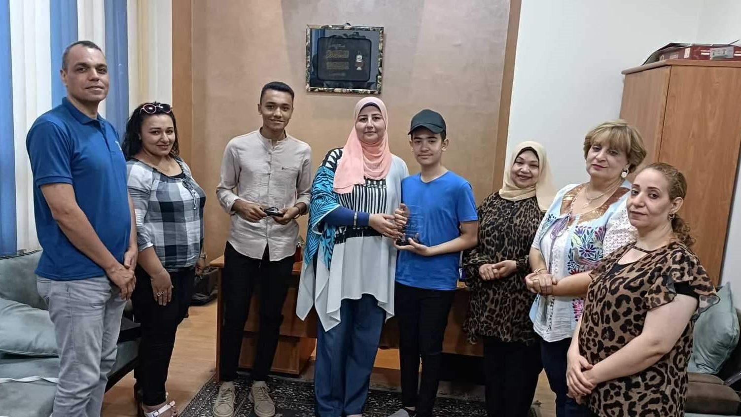 د منال أبو سمرة تكرم الشابين 