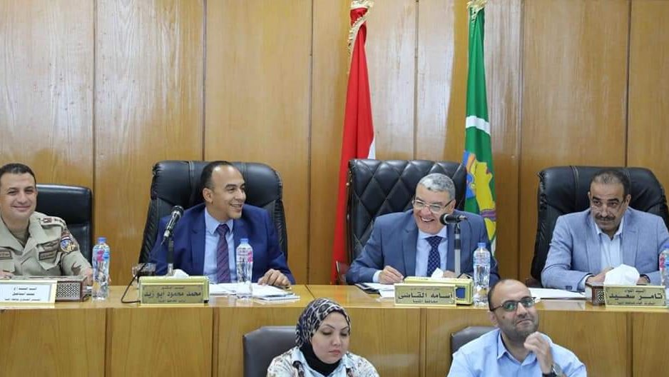 محافظ المنيا خلال الاجتماع 