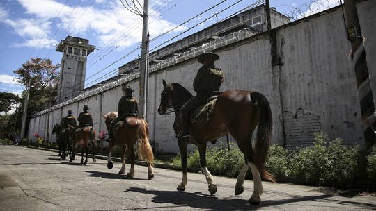 مقتل وإصابة 81 شخصا في أحدي السجون