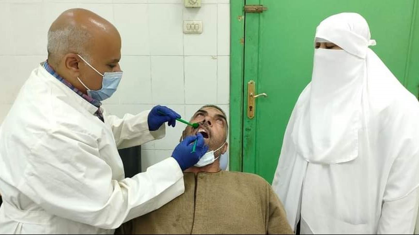 توقيع الكشف الطبي على المرضى بالمنيا 