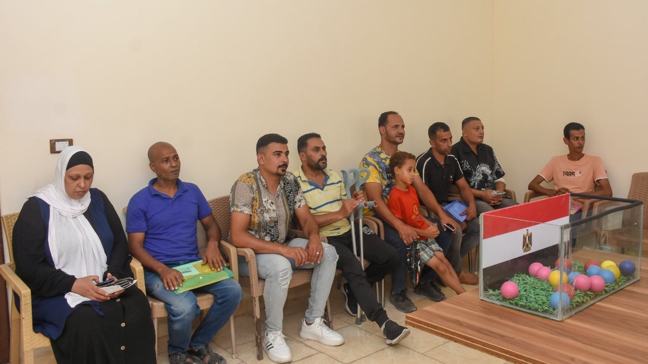 الأهالي أثناء تسلم القرعة 