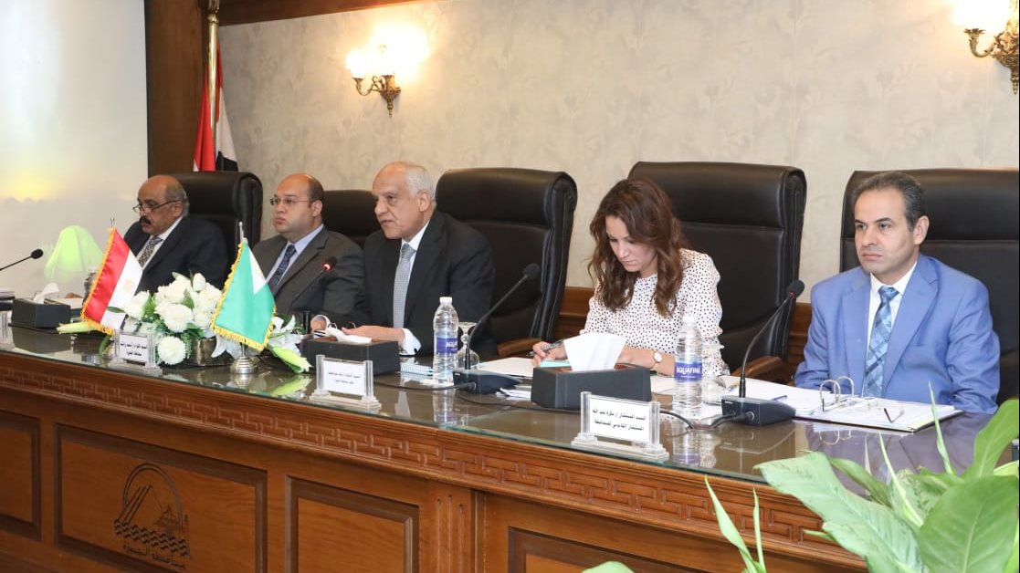 اجتماع محافظ الجيزة 