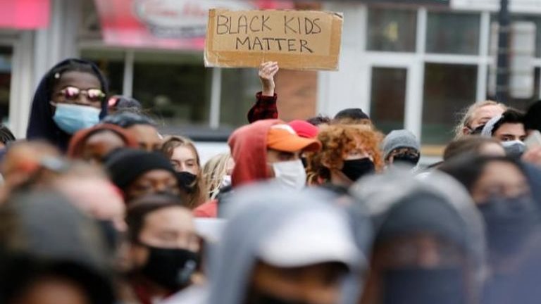 بـ90 رصاصة.. فلويد جديد يشعل غضب الأمريكيين