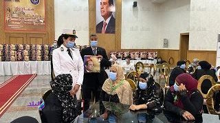 توزيع الهدايا على المفرج عنهم 