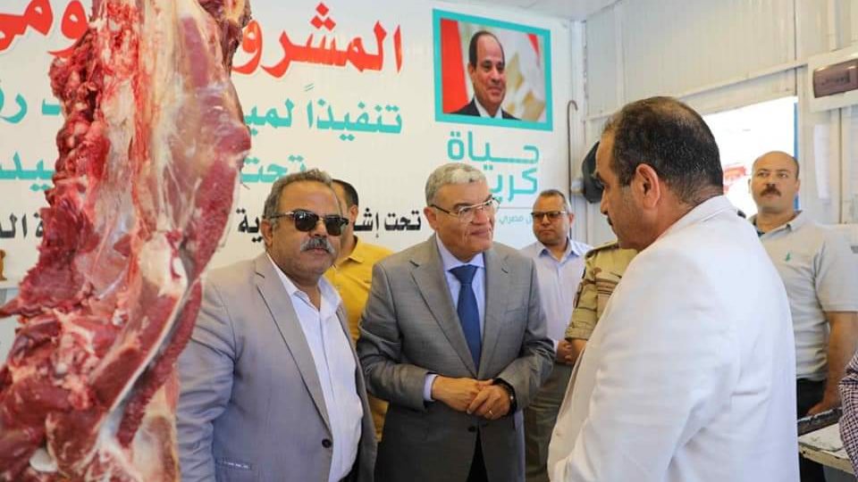 محافظ المنيا يتفقد منفذ بيع اللحوم المخفضة 