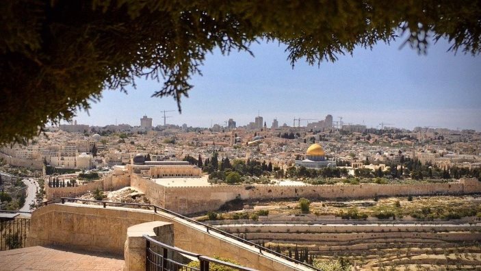 هآرتس: يائير لابيد يستعد للسكن في منزل عائلة فلسطينية مهجرة