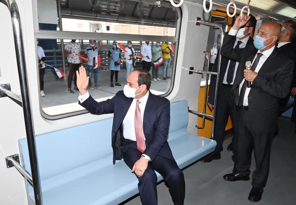 الرئيس السيسي يستقل مترو الأنفاق ويفتتح محطة عدلي منصور