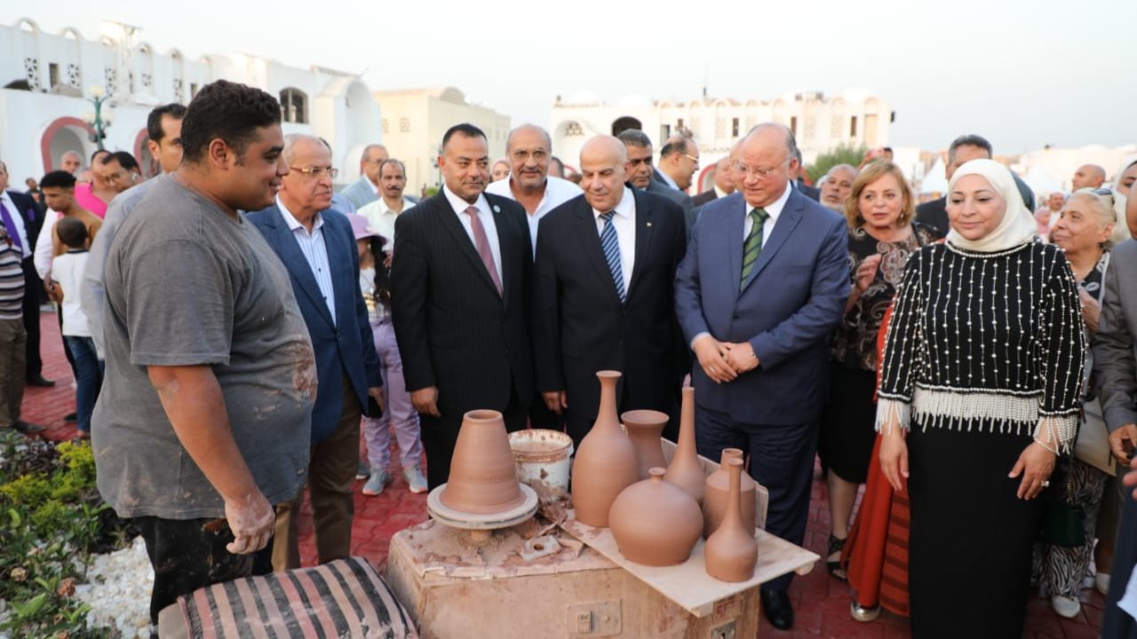 محافظ القاهرة خلال الجولة