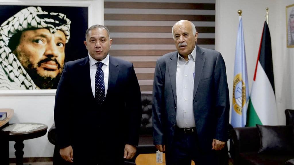 الفريق جبريل الرجوب مع السفير المصري في رام الله 
