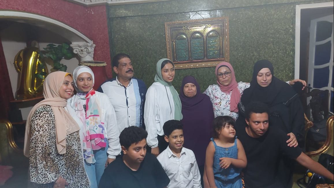 الطالبة بسملة مع أسرتها