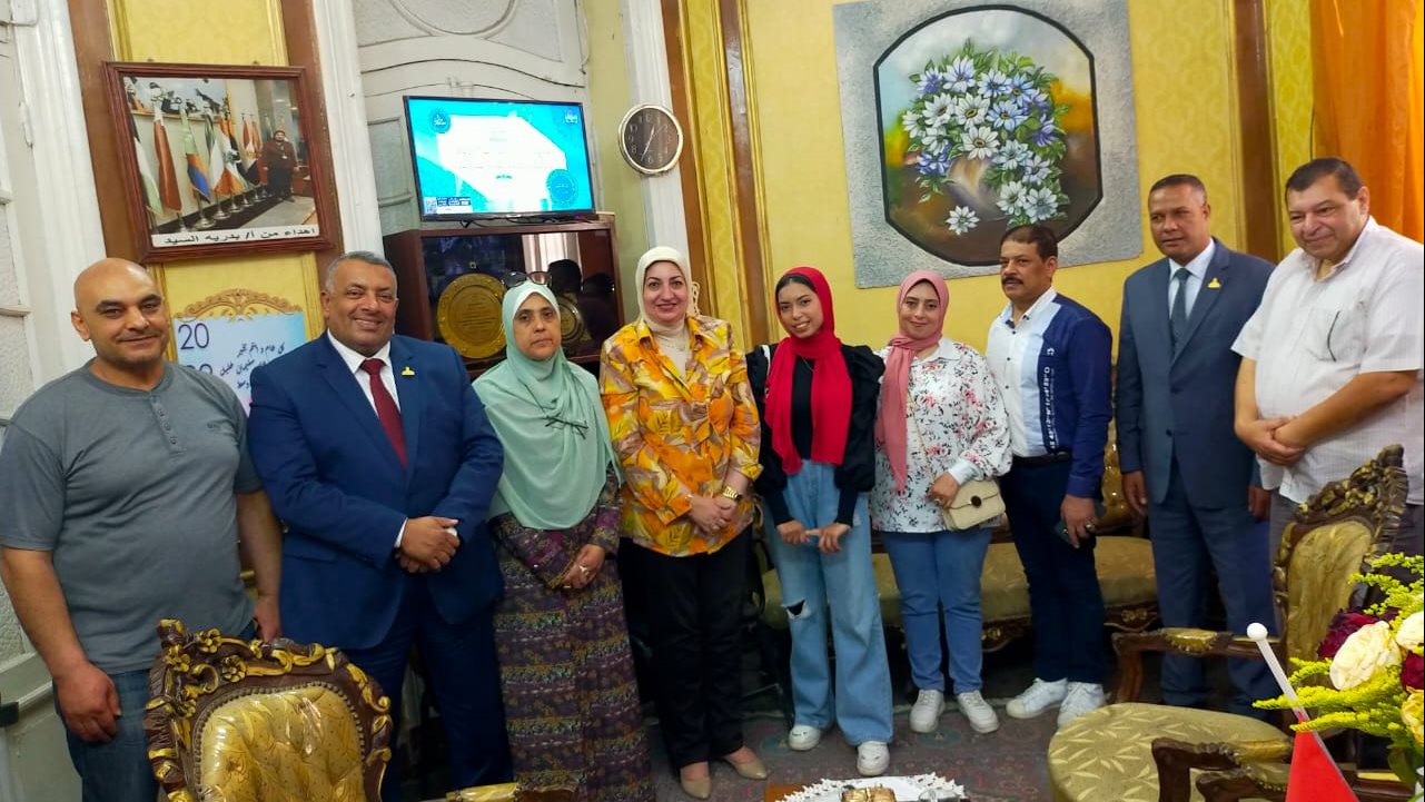 تكريم الطالبة بسملة الأولى على الدبلومات الفنية 