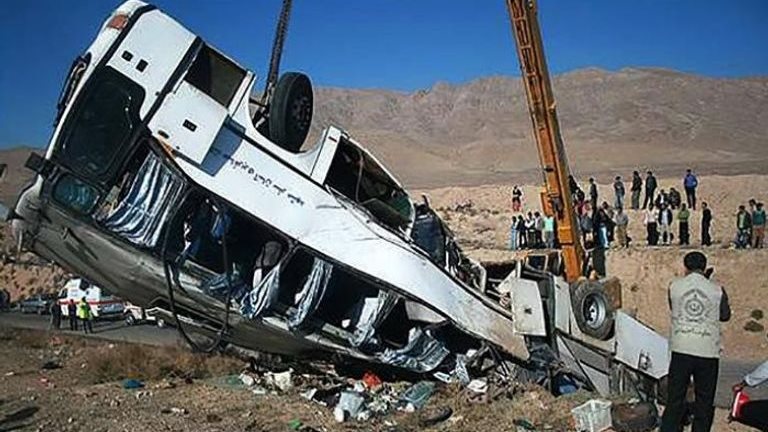قتيلان و59 جريحا في حادث سير وسط إيران