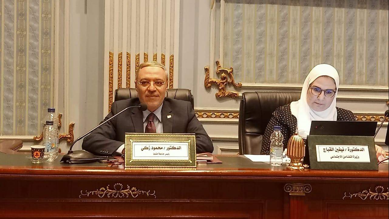 رئيس جامعة طنطا خلال إجتماعه بالنواب