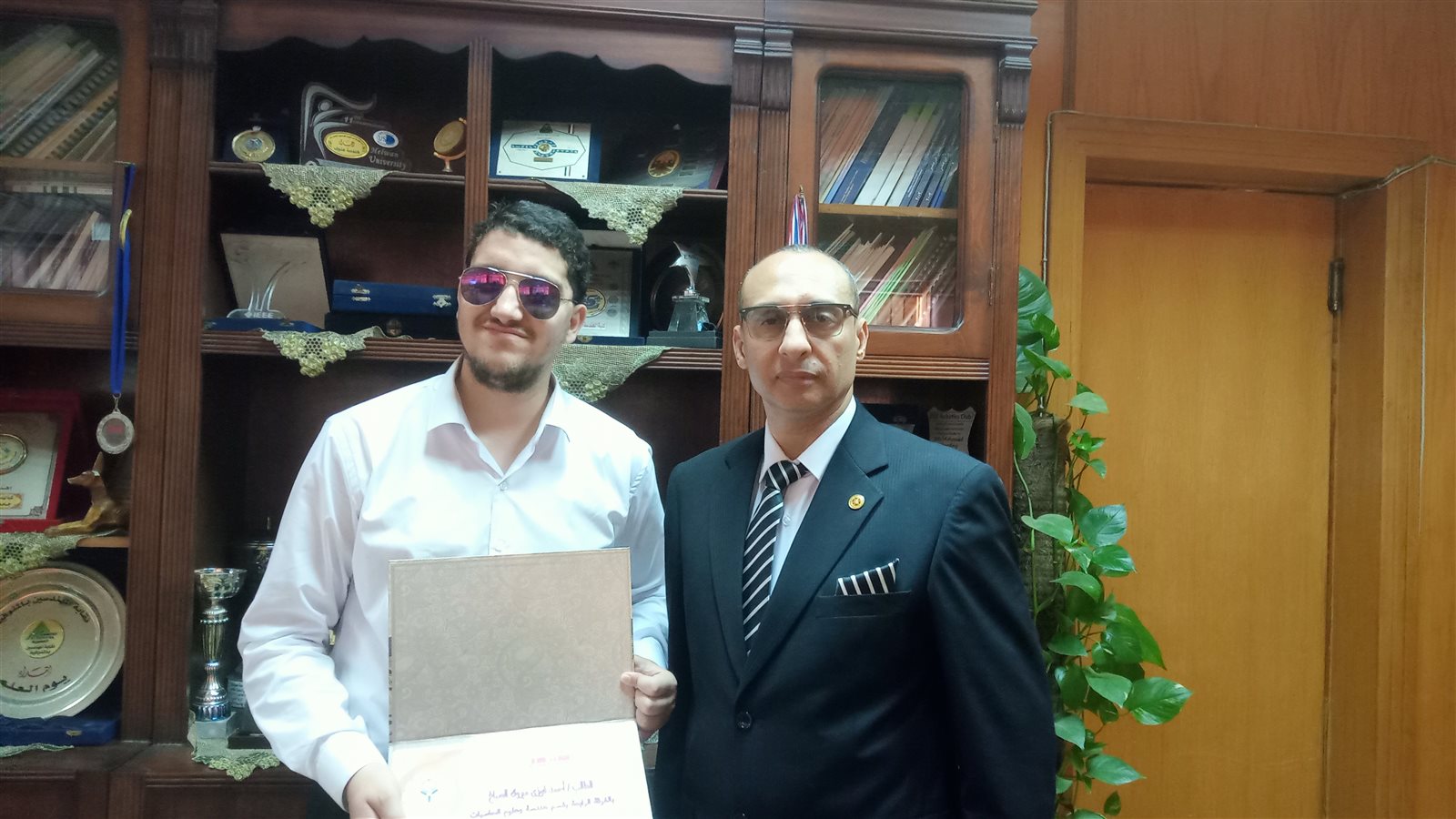 طالب الهندسة الإلكترونية مع عميد الكلية 