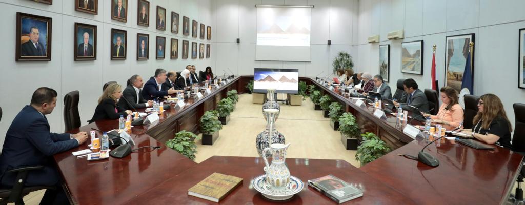 وزير السياحة و الآثار 