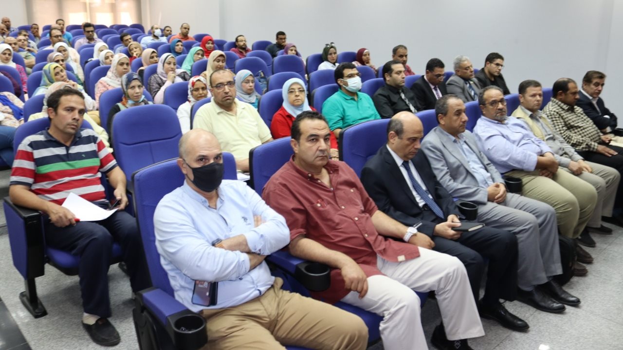 مركز التميز العلمي والتكنولوجي يكرم العاملين