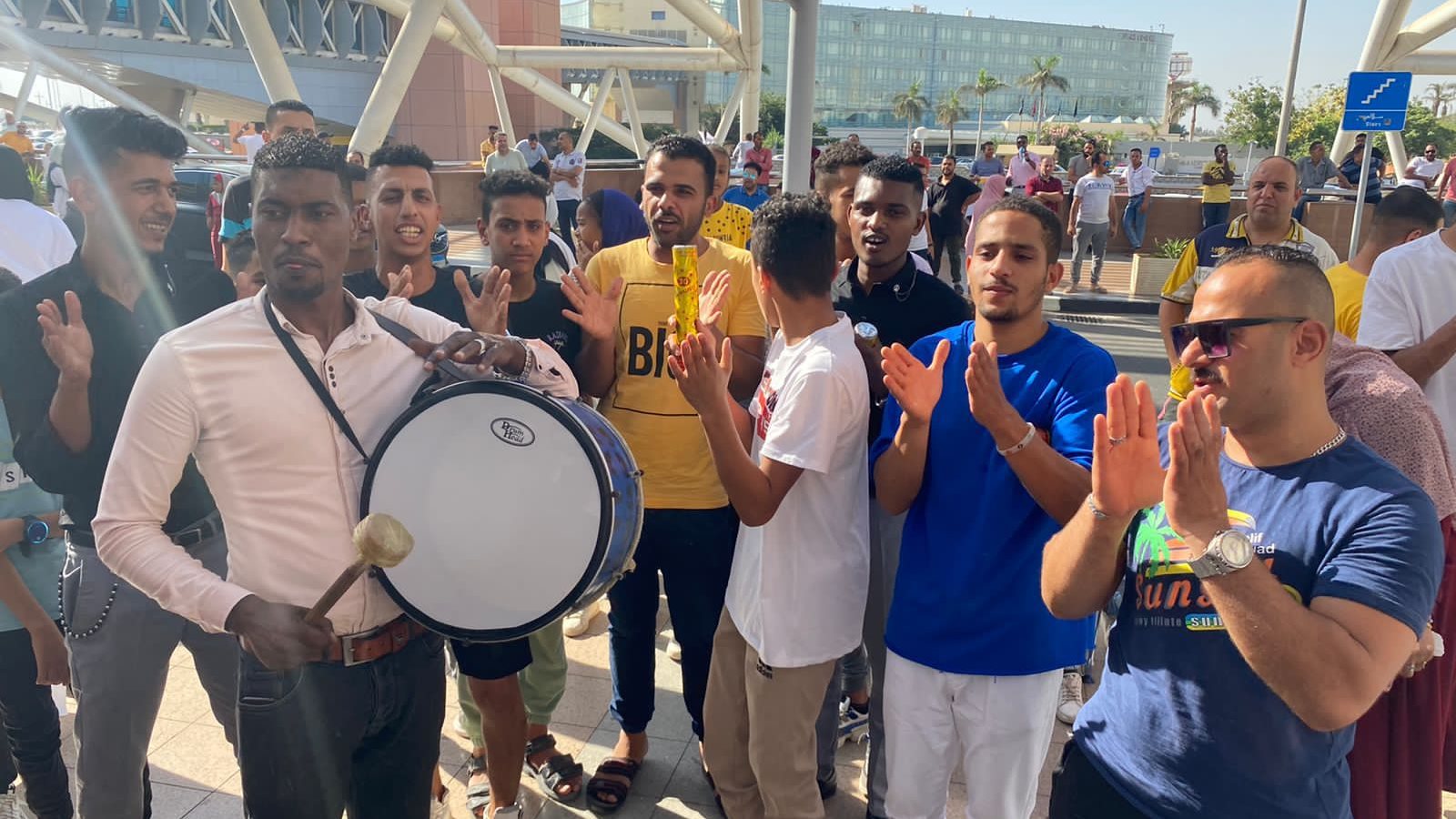 صورة من الجماهير أمام المطار 