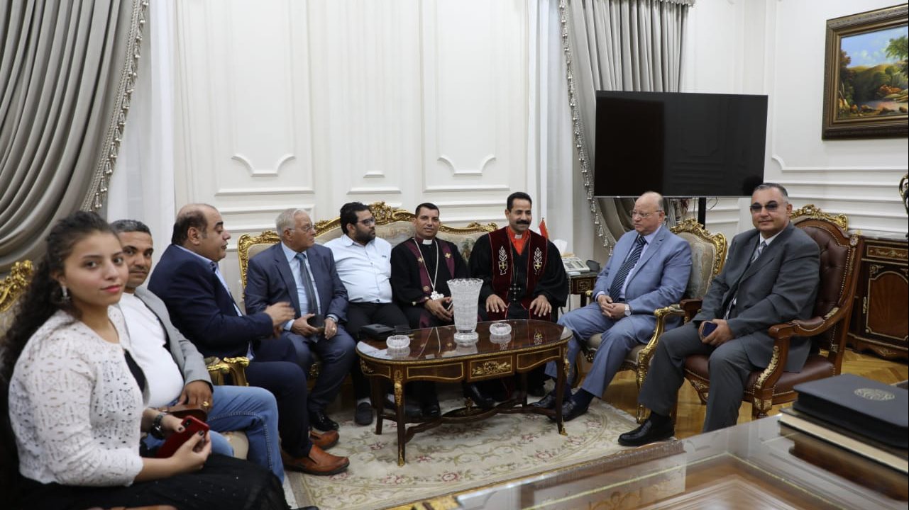 محافظ القاهرة يستقبل وفد الكنائس الخمسينية 