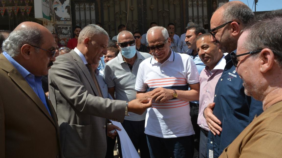 محافظ الجيزة خلال الجولة
