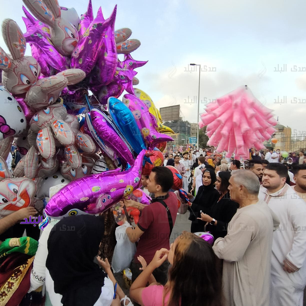 احتفالات بالبلالين بميدان الحصري 