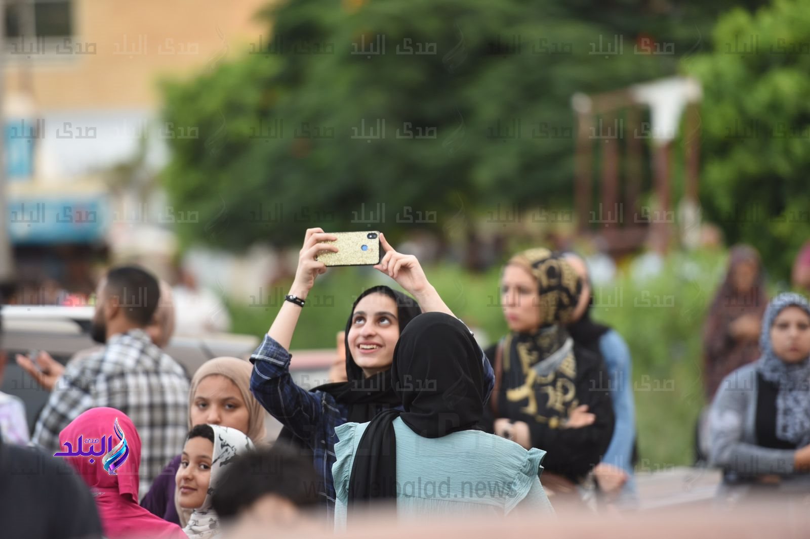 مواطنون يلتقطون صور تذكارية