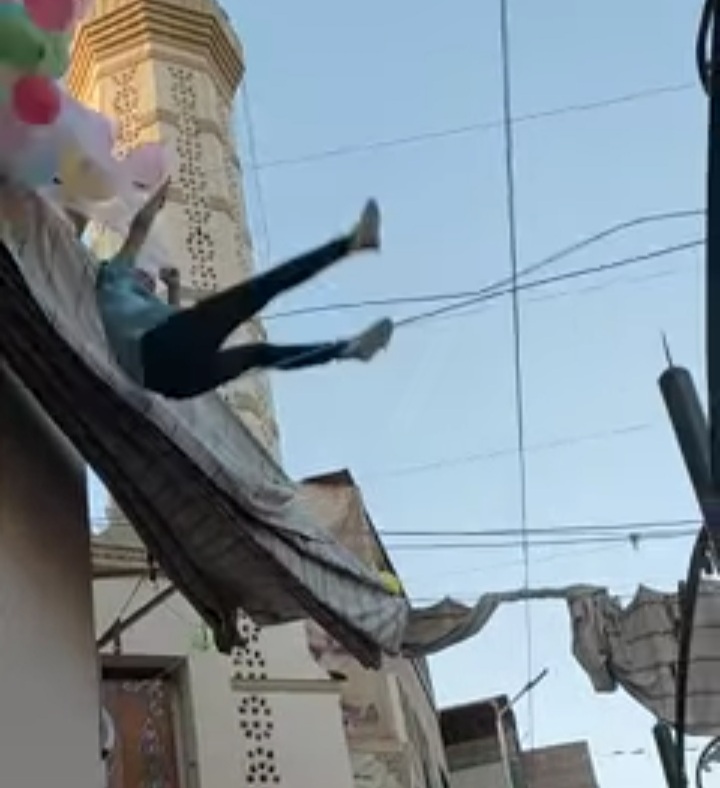 لحظة سقوط شاب من فوق مسجد بسوهاج