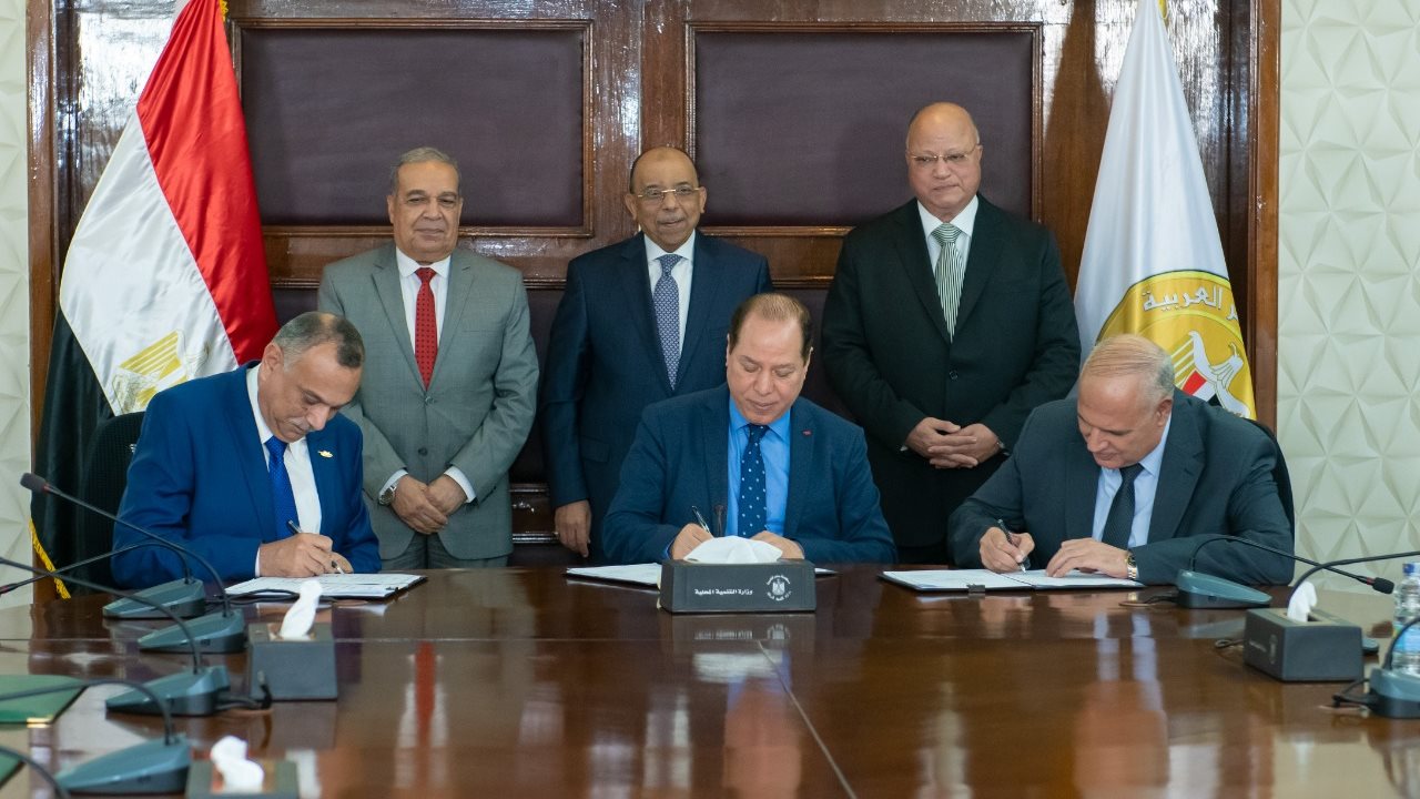 توقيع عقد بين التنمية المحلية والإنتاج الحربى 