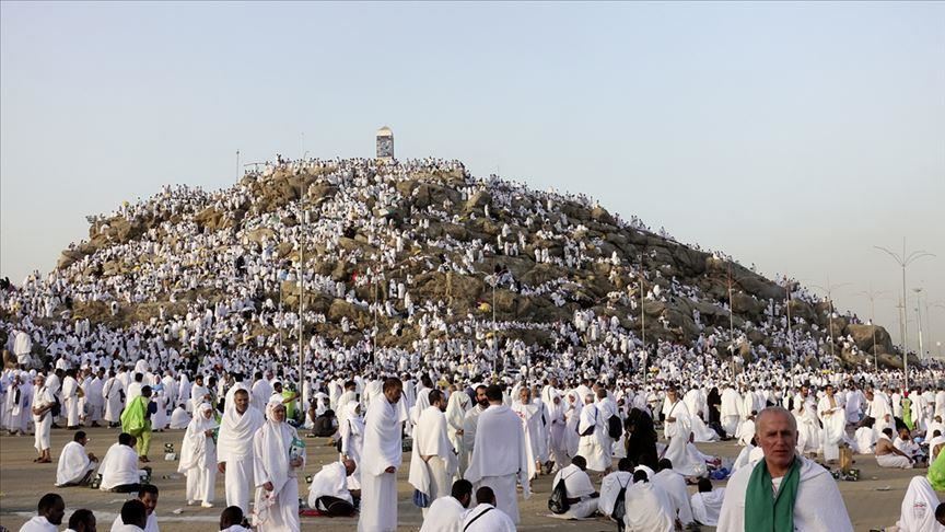 الحجيج على جبل عرفة