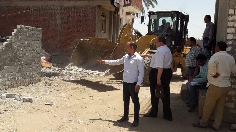 إزالة التعديات على الأراضي الزراعية بملوي 