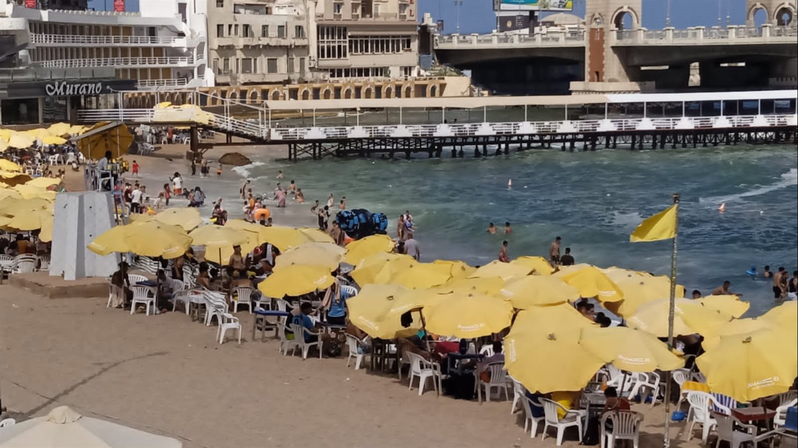 رفع الرايات الصفراء بشواطئ الإسكندرية رفع الرايات الصفراء بشواطئ الإسكندرية