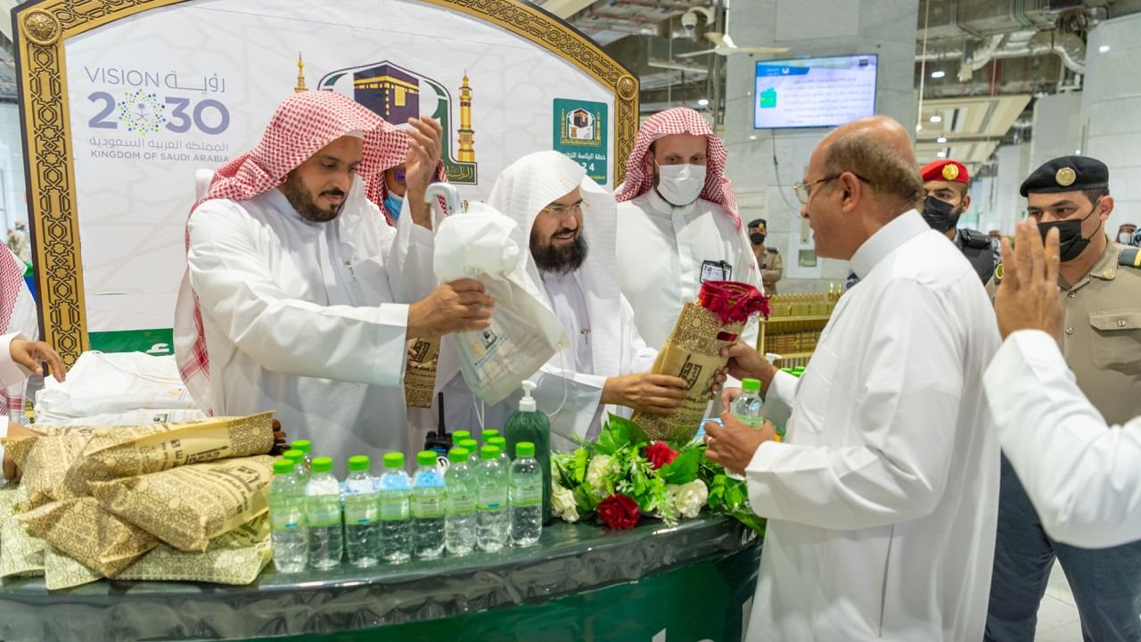 السديس يوزع الهدايا على الحجاج