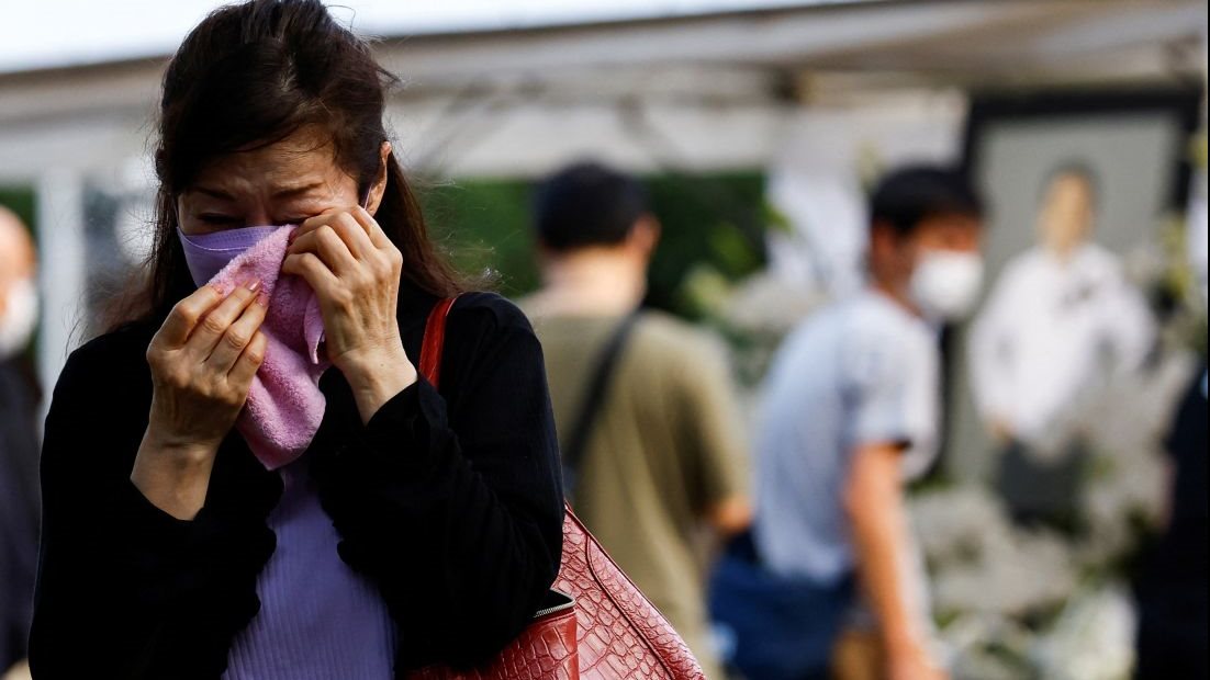 امرأة تبكي شينزو آبي