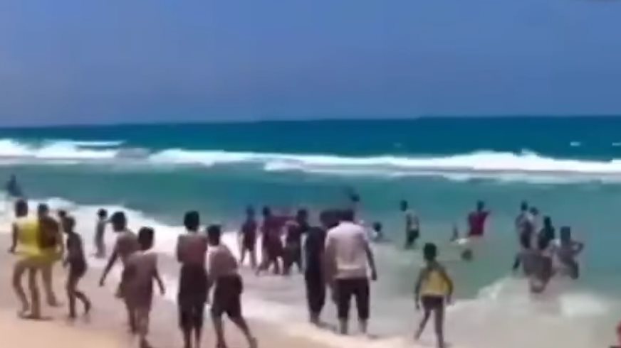 استحمام الأطفال والشباب في مياه البحر بالعريش
