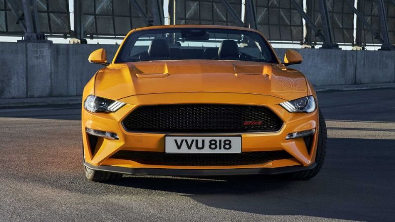 بي ام دبليو CSL الكهربائية المعدلة في مواجهة فورد موستنج GT 