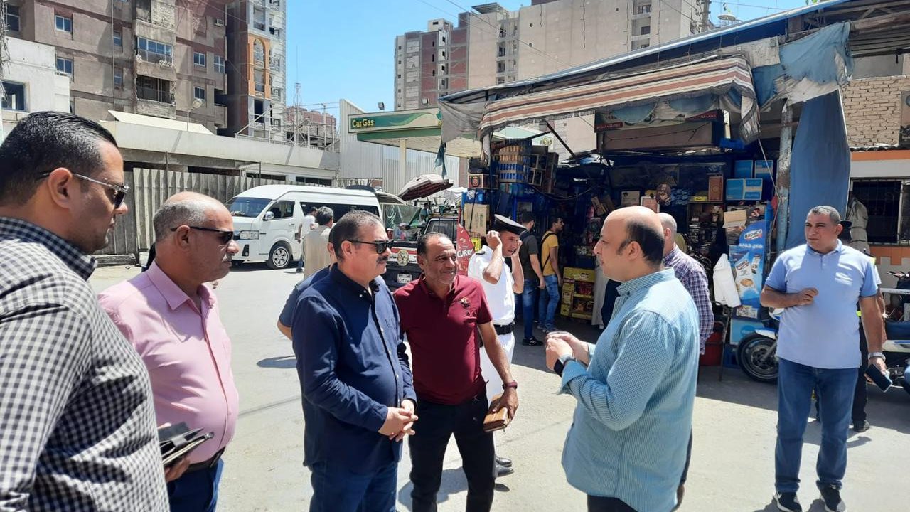 المهندس أيمن عزت السكرتير العام المساعد أثناء الجولة