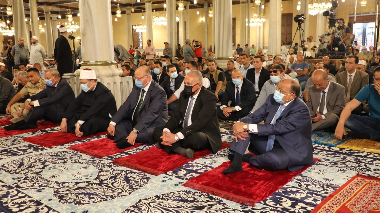 محافظ القاهرة خلال الصلاة