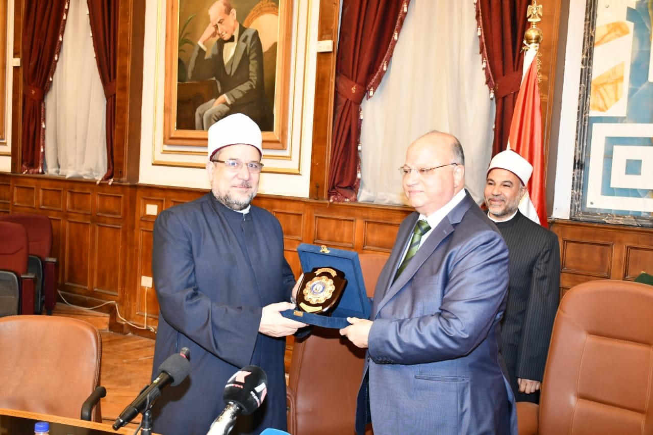 عبد العال يهدي وزير الأوقاف درع محافظة القاهرة 