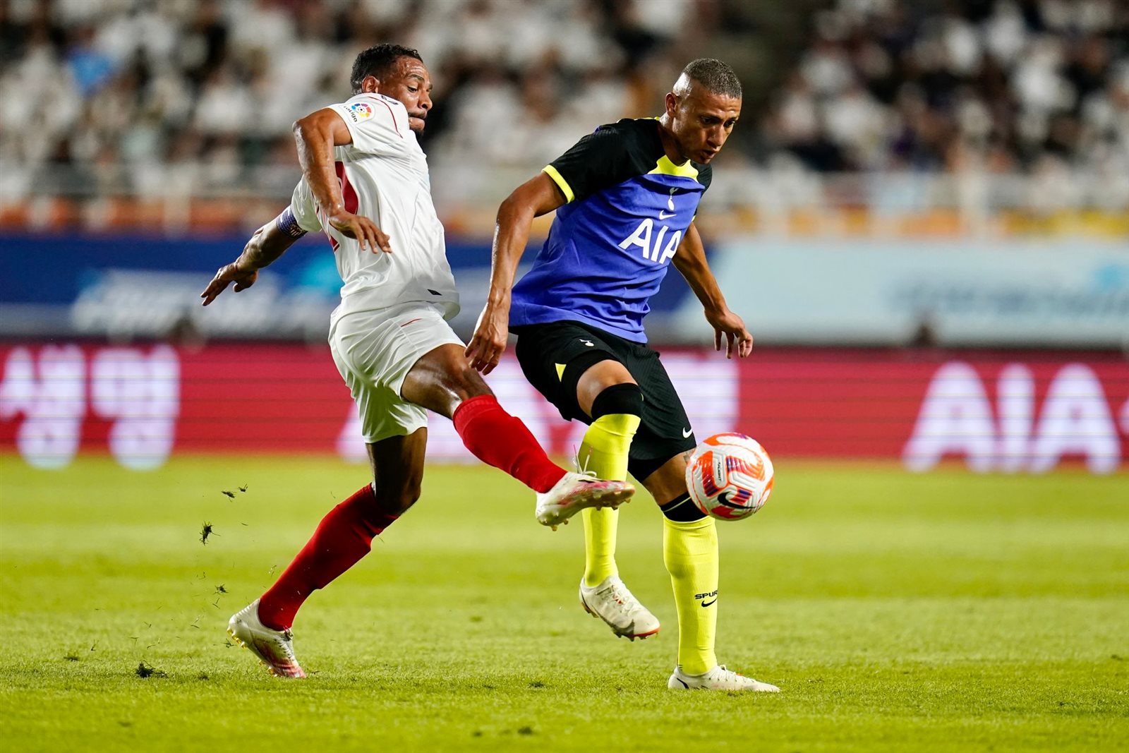 توتنهام وإشبيلية