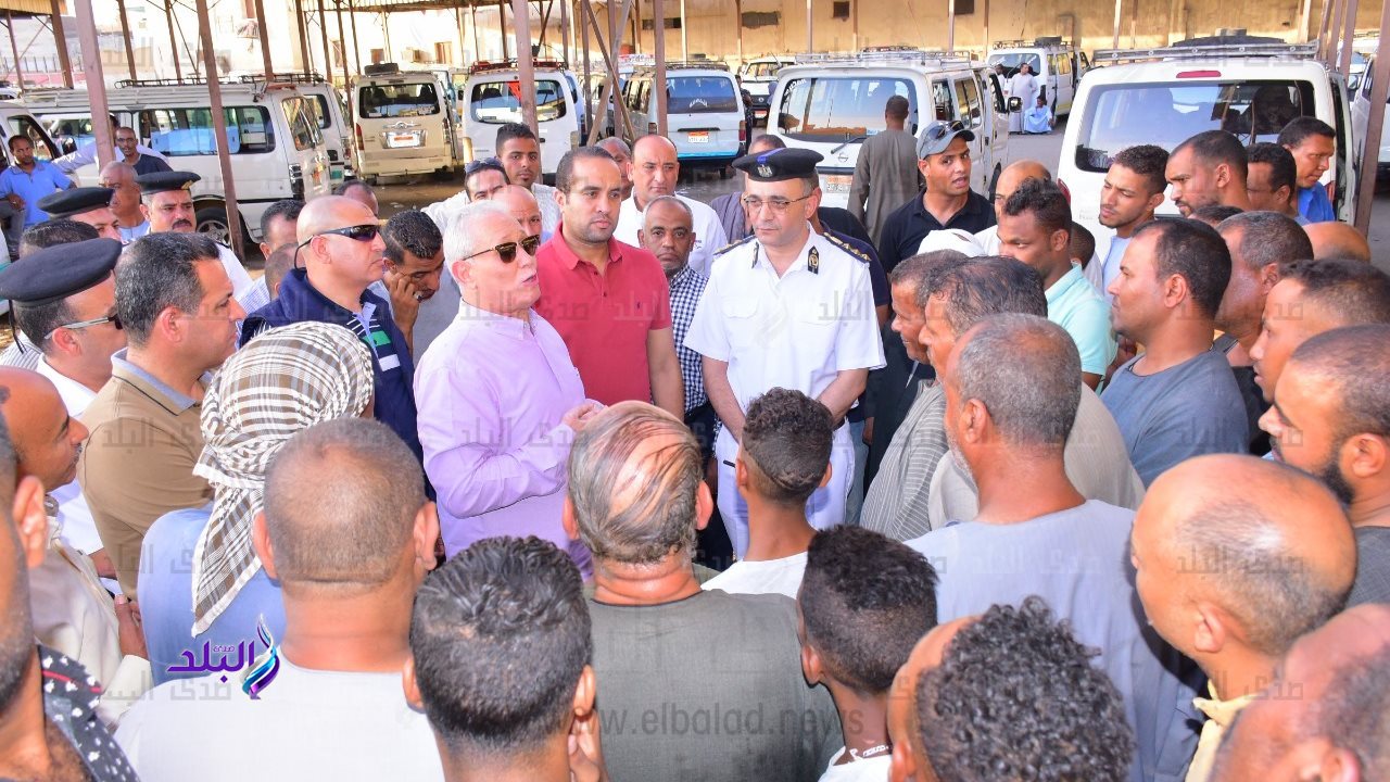 محافظ الأقصر يتفقد المواقف 