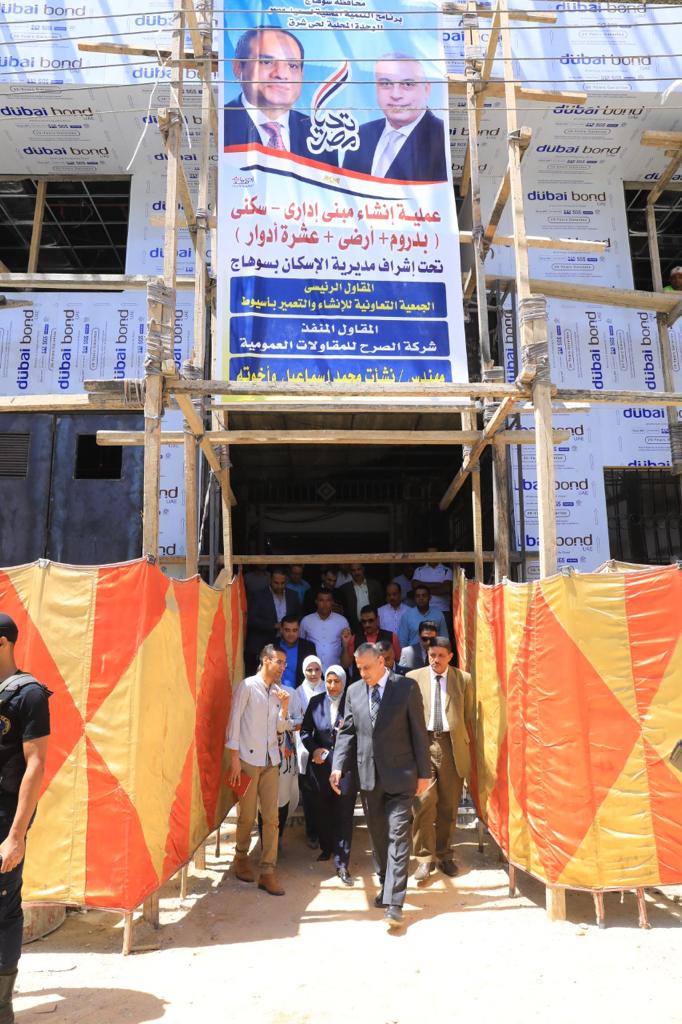 محافظ سوهاج خلال الجولة