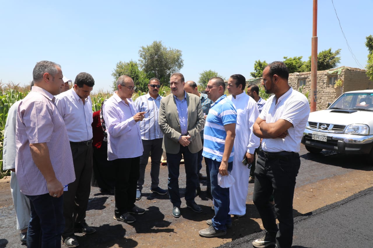 محافظ المنوفية يتفقد رصف الطرق 