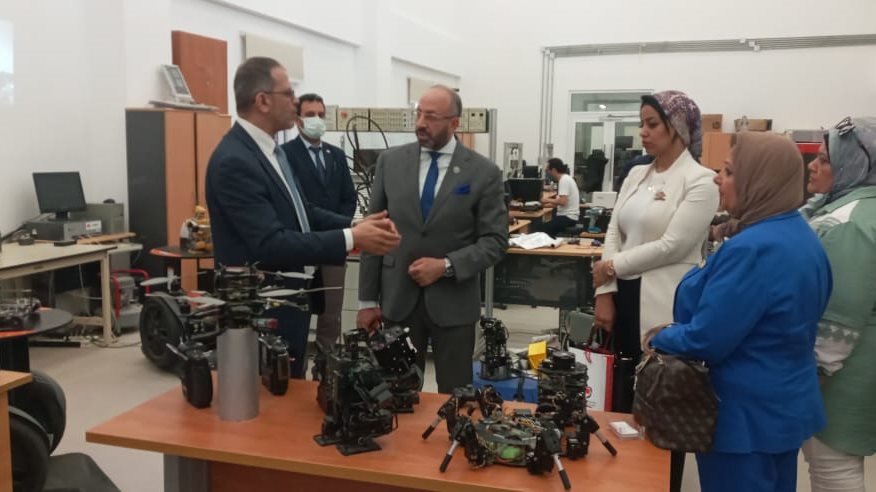 معامل الجامعة اليابانية
