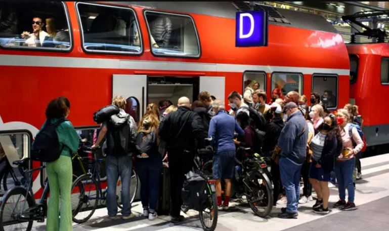 زحام في ألمانيا على  ركوب القطار بالتذكرة المخفضة