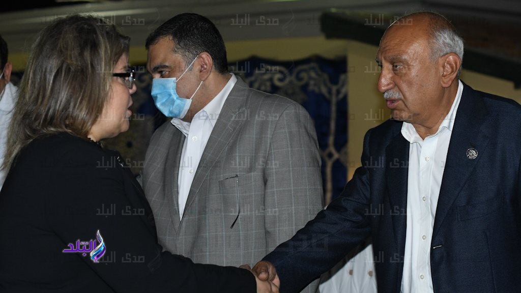 النائب احمد عثمان يتلقي عزاء فيبي فوزي وكيل مجلس الشيوخ  