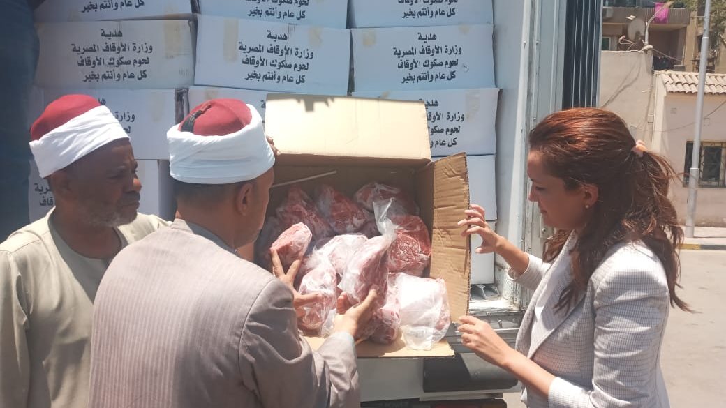 نائب محافظ الجيزة تتسلم لحوم الأضاحي