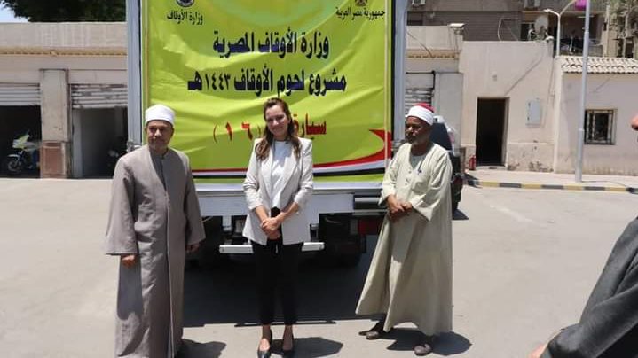 نائب محافظ الجيزة تتسلم اللحوم 