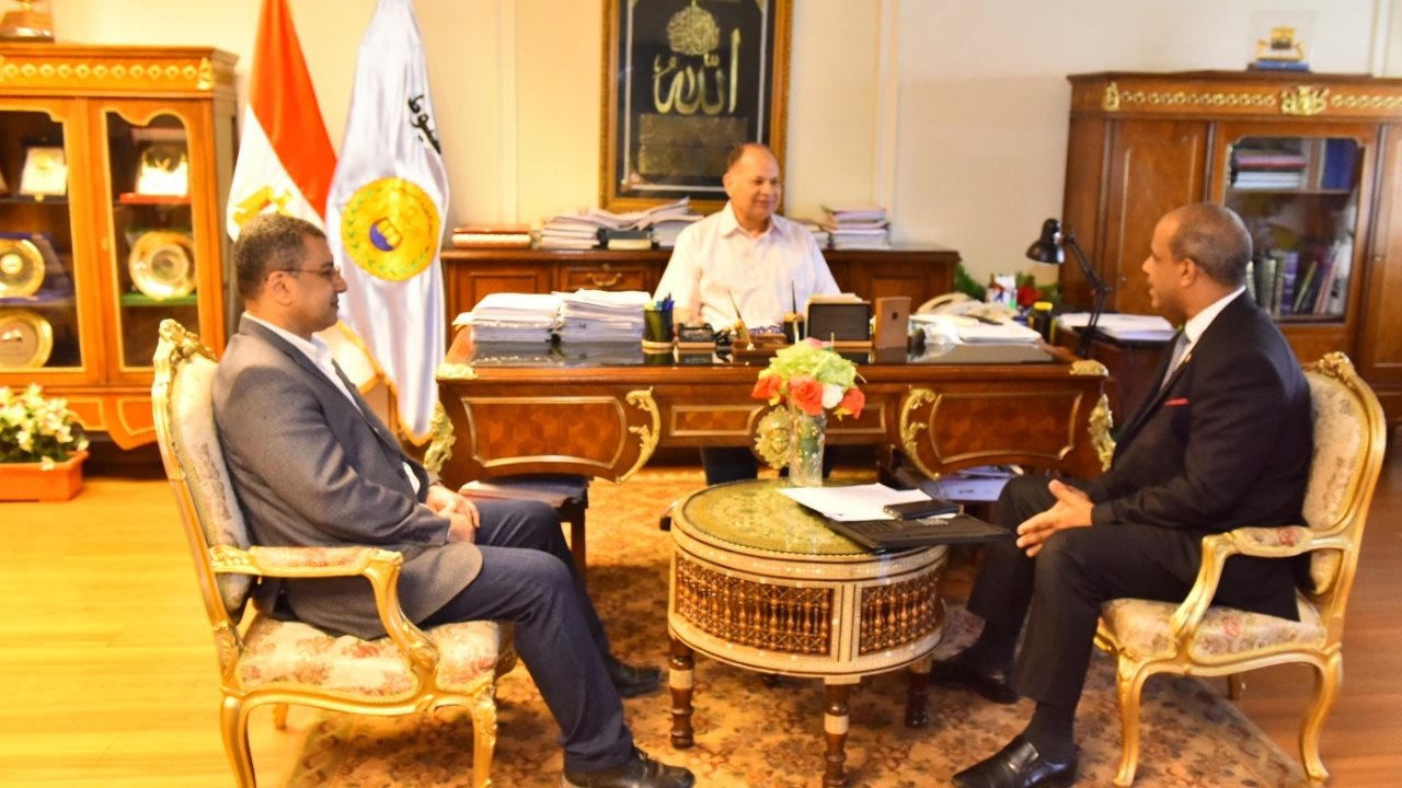 محافظ أسيوط يلتقي مدير المديرية المالية بالمحافظة 