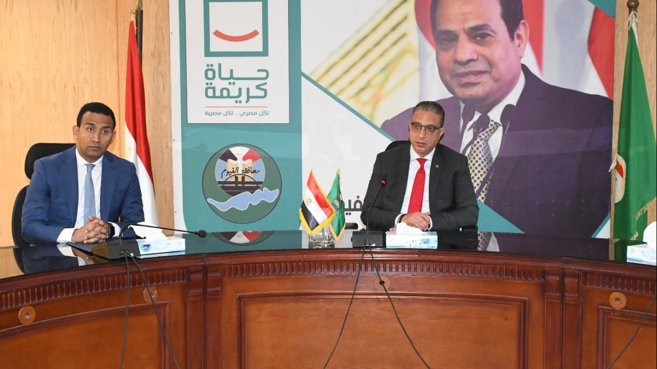 محافظ الفيوم ونائبه أثناء اللقاء