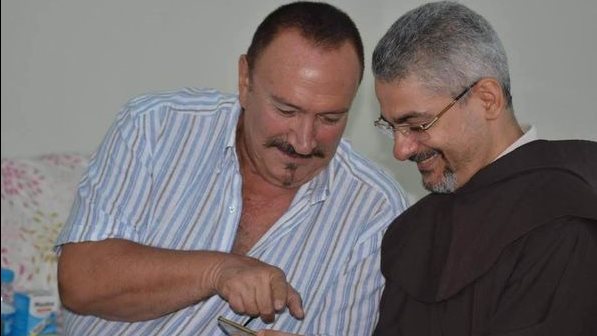 صادق قلليني والأب بطرس دانيال