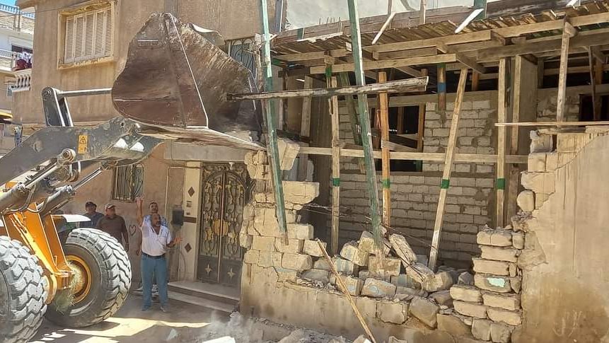إزالة منزل  مخالف للبناء في مدينة العريش 